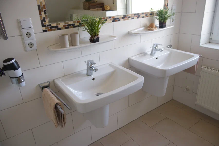 Helles Badezimmer mit zwei Waschbecken.